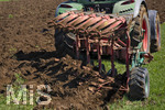 08.04.2026, Landwirtschaft, Bad Wörishofen im Allgäu. Landwirt pflügt jetzt im Frühling sein Feld, aus Wiese wird Acker. 