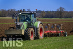 08.04.2026, Landwirtschaft, Bad Wörishofen im Allgäu. Landwirt pflügt jetzt im Frühling sein Feld, aus Wiese wird Acker. 