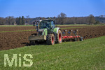 08.04.2026, Landwirtschaft, Bad Wörishofen im Allgäu. Landwirt pflügt jetzt im Frühling sein Feld, aus Wiese wird Acker. 