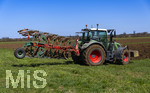 08.04.2026, Landwirtschaft, Bad Wörishofen im Allgäu. Landwirt pflügt jetzt im Frühling sein Feld, aus Wiese wird Acker. 