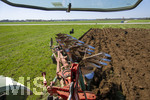 08.04.2026, Landwirtschaft, Bad Wörishofen im Allgäu. Landwirt pflügt jetzt im Frühling sein Feld, aus Wiese wird Acker. Das Pflügen des Feldes lockt zahlreiche Vögel auf Nahrungssuche an. Krähen und Greifvögel.