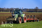 08.04.2026, Landwirtschaft, Bad Wörishofen im Allgäu. Landwirt pflügt jetzt im Frühling sein Feld, aus Wiese wird Acker. 