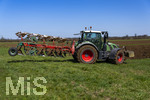 08.04.2026, Landwirtschaft, Bad Wörishofen im Allgäu. Landwirt pflügt jetzt im Frühling sein Feld, aus Wiese wird Acker. 