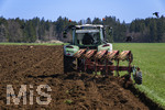 08.04.2026, Landwirtschaft, Bad Wörishofen im Allgäu. Landwirt pflügt jetzt im Frühling sein Feld, aus Wiese wird Acker. 