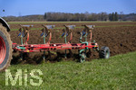 08.04.2026, Landwirtschaft, Bad Wörishofen im Allgäu. Landwirt pflügt jetzt im Frühling sein Feld, aus Wiese wird Acker. 