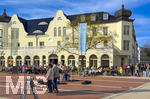09.04.2026, Bad Wörishofen, Frühling in der Fussgängerzone, Am Denkmalplatz tummeln sich die Besucher, ein Strassenmusiker spielt auf, am Cafe-Restaurant MeiMei geniessen die Menschen die wärmenden Sonnenstrahlen.