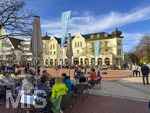 09.04.2026, Bad Wörishofen im Unterallgäu, Frühling in der Fussgängerzone, Am Denkmalplatz tummeln sich die Besucher in den Osterferien, ein Strassenmusiker spielt auf, am Cafe-Restaurant MeiMei geniessen die Menschen die wärmenden Sonnenstrahlen.