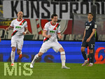 10.04.2026, Fussball 1. Bundesliga 2025/2026, 29.Spieltag, FC Augsburg - TSG 1899 Hoffenheim, in der WWK-Arena Augsburg. Torjubel von Michael Gregoritsch (Augsburg) und Marius Wolf (FC Augsburg) während Robin Hranac (TSG 1899 Hoffenheim) enttäuscht ist
 

