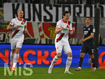 10.04.2026, Fussball 1. Bundesliga 2025/2026, 29.Spieltag, FC Augsburg - TSG 1899 Hoffenheim, in der WWK-Arena Augsburg. Torjubel von Michael Gregoritsch (Augsburg) und Marius Wolf (FC Augsburg) während Robin Hranac (TSG 1899 Hoffenheim) enttäuscht ist
 

