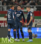 10.04.2026, Fussball 1. Bundesliga 2025/2026, 29.Spieltag, FC Augsburg - TSG 1899 Hoffenheim, in der WWK-Arena Augsburg. Die Hoffenheimer streiten v.l. Grischa Prömel (TSG 1899 Hoffenheim), Leon Avdullahu (Hoffenheim) und Andrei Kramaric (TSG 1899 Hoffenheim) 
 

