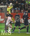 10.04.2026, Fussball 1. Bundesliga 2025/2026, 29.Spieltag, FC Augsburg - TSG 1899 Hoffenheim, in der WWK-Arena Augsburg. Torwart Finn Dahmen (FC Augsburg) plückt den Ball runter
 

