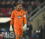 10.04.2026, Fussball 1. Bundesliga 2025/2026, 29.Spieltag, FC Augsburg - TSG 1899 Hoffenheim, in der WWK-Arena Augsburg. Torwart Oliver Baumann (TSG 1899 Hoffenheim) nachdenklich.
 

