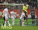 10.04.2026, Fussball 1. Bundesliga 2025/2026, 29.Spieltag, FC Augsburg - TSG 1899 Hoffenheim, in der WWK-Arena Augsburg. Torwart Finn Dahmen (FC Augsburg) plückt den Ball runter
 

