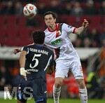 10.04.2026, Fussball 1. Bundesliga 2025/2026, 29.Spieltag, FC Augsburg - TSG 1899 Hoffenheim, in der WWK-Arena Augsburg. v.l. Ozan Kabak (TSG 1899 Hoffenheim) gegen Michael Gregoritsch (Augsburg) 
 

