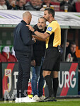 10.04.2026, Fussball 1. Bundesliga 2025/2026, 29.Spieltag, FC Augsburg - TSG 1899 Hoffenheim, in der WWK-Arena Augsburg.
 Trainer Christian Ilzer (Hoffenheim) und Trainer Manuel Baum (FC Augsburg) haben eine Meinungsverschiedenheit,

