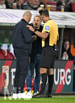 10.04.2026, Fussball 1. Bundesliga 2025/2026, 29.Spieltag, FC Augsburg - TSG 1899 Hoffenheim, in der WWK-Arena Augsburg.
 Trainer Christian Ilzer (Hoffenheim) und Trainer Manuel Baum (FC Augsburg) haben eine Meinungsverschiedenheit,

