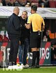 10.04.2026, Fussball 1. Bundesliga 2025/2026, 29.Spieltag, FC Augsburg - TSG 1899 Hoffenheim, in der WWK-Arena Augsburg. v.l. Trainer Christian Ilzer (Hoffenheim) und Trainer Manuel Baum (FC Augsburg) bei Schiedsrichter Daniel Schlager (Deutschland).
 

