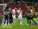 10.04.2026, Fussball 1. Bundesliga 2025/2026, 29.Spieltag, FC Augsburg - TSG 1899 Hoffenheim, in der WWK-Arena Augsburg. Jeffrey Gouweleeuw (FC Augsburg) sieht die gelbe Karte von Schiedsrichter Daniel Schlager (Deutschland).
 

