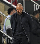 10.04.2026, Fussball 1. Bundesliga 2025/2026, 29.Spieltag, FC Augsburg - TSG 1899 Hoffenheim, in der WWK-Arena Augsburg. Trainer Christian Ilzer (Hoffenheim) nachdenklich.
 

