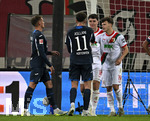 10.04.2026, Fussball 1. Bundesliga 2025/2026, 29.Spieltag, FC Augsburg - TSG 1899 Hoffenheim, in der WWK-Arena Augsburg. v.l. Grischa Prömel (TSG 1899 Hoffenheim), Fisnik Asllani (TSG 1899 Hoffenheim),  (FC Augsburg) und Robin Fellhauer (Augsburg) haben eine Meinungsverschiedenheit,
 

