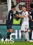 10.04.2026, Fussball 1. Bundesliga 2025/2026, 29.Spieltag, FC Augsburg - TSG 1899 Hoffenheim, in der WWK-Arena Augsburg. Fisnik Asllani (TSG 1899 Hoffenheim) und Robin Fellhauer (Augsburg) streiten.
 

