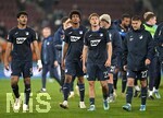 10.04.2026, Fussball 1. Bundesliga 2025/2026, 29.Spieltag, FC Augsburg - TSG 1899 Hoffenheim, in der WWK-Arena Augsburg.Nachdenkliche Hoffenheimer Spieler, v.l. Ozan Kabak (TSG 1899 Hoffenheim), Alexander Prass (TSG 1899 Hoffenheim), Albian Hajdari (TSG 1899 Hoffenheim), und Andrei Kramaric (TSG 1899 Hoffenheim) 
 

