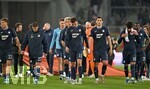 10.04.2026, Fussball 1. Bundesliga 2025/2026, 29.Spieltag, FC Augsburg - TSG 1899 Hoffenheim, in der WWK-Arena Augsburg.Nachdenkliche Hoffenheimer Spieler, v.l. Alexander Prass (TSG 1899 Hoffenheim), Andrei Kramaric (TSG 1899 Hoffenheim), Fisnik Asllani (TSG 1899 Hoffenheim), Robin Hranac (TSG 1899 Hoffenheim), Muhammed Damar (TSG 1899 Hoffenheim) und Bazoumana Toure (TSG 1899 Hoffenheim) 
 

