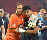 10.04.2026, Fussball 1. Bundesliga 2025/2026, 29.Spieltag, FC Augsburg - TSG 1899 Hoffenheim, in der WWK-Arena Augsburg. Torwart Oliver Baumann (TSG 1899 Hoffenheim) umarmnt Ozan Kabak (TSG 1899 Hoffenheim) 
 

