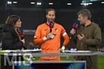 10.04.2026, Fussball 1. Bundesliga 2025/2026, 29.Spieltag, FC Augsburg - TSG 1899 Hoffenheim, in der WWK-Arena Augsburg.
 v.l. SKY Moderatorin Mara Mones (Deutschland), Torwart Oliver Baumann (TSG 1899 Hoffenheim) und Thomas Hitzelsperger (Deutschland).

