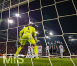 10.04.2026, Fussball 1. Bundesliga 2025/2026, 29.Spieltag, FC Augsburg - TSG 1899 Hoffenheim, in der WWK-Arena Augsburg. Torwart Finn Dahmen (FC Augsburg) und die Mauer der Augsburger warten auf einen Freistoss der Hoffenheimer.