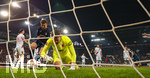 10.04.2026, Fussball 1. Bundesliga 2025/2026, 29.Spieltag, FC Augsburg - TSG 1899 Hoffenheim, in der WWK-Arena Augsburg. Torwart Finn Dahmen (FC Augsburg) nach dem Gegentor frustriert.  hinten re: Torschütze Robin Hranac (TSG 1899 Hoffenheim) 