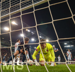 10.04.2026, Fussball 1. Bundesliga 2025/2026, 29.Spieltag, FC Augsburg - TSG 1899 Hoffenheim, in der WWK-Arena Augsburg. Torwart Finn Dahmen (FC Augsburg) nach dem Gegentor frustriert. 