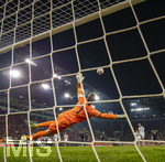 10.04.2026, Fussball 1. Bundesliga 2025/2026, 29.Spieltag, FC Augsburg - TSG 1899 Hoffenheim, in der WWK-Arena Augsburg. re: Alexis Julian Claude-Maurice (FC Augsburg) verschiesst den Elfmeter gegen Torwart Oliver Baumann (TSG 1899 Hoffenheim). Der Ball geht meterweit über das Tor.