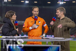 10.04.2026, Fussball 1. Bundesliga 2025/2026, 29.Spieltag, FC Augsburg - TSG 1899 Hoffenheim, in der WWK-Arena Augsburg. Nach dem Spiel, v.li: SKY-Sport Moderatorin  Mara Mones (Deutschland), Torwart Oliver Baumann (TSG 1899 Hoffenheim), TV Experte Thomas Hitzelsperger (Deutschland) im Interview.