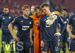 10.04.2026, Fussball 1. Bundesliga 2025/2026, 29.Spieltag, FC Augsburg - TSG 1899 Hoffenheim, in der WWK-Arena Augsburg. Frust bei den Hoffenheimern nach dem Unentschieden, v.li: Alexander Prass (TSG 1899 Hoffenheim), Torwart Oliver Baumann (TSG 1899 Hoffenheim), Fisnik Asllani (TSG 1899 Hoffenheim).