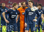 10.04.2026, Fussball 1. Bundesliga 2025/2026, 29.Spieltag, FC Augsburg - TSG 1899 Hoffenheim, in der WWK-Arena Augsburg. Frust bei den Hoffenheimern nach dem Unentschieden, v.li: Alexander Prass (TSG 1899 Hoffenheim), Torwart Oliver Baumann (TSG 1899 Hoffenheim), Fisnik Asllani (TSG 1899 Hoffenheim).