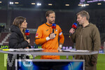 10.04.2026, Fussball 1. Bundesliga 2025/2026, 29.Spieltag, FC Augsburg - TSG 1899 Hoffenheim, in der WWK-Arena Augsburg. Nach dem Spiel, v.li: SKY-Sport Moderatorin  Mara Mones (Deutschland), Torwart Oliver Baumann (TSG 1899 Hoffenheim), TV Experte Thomas Hitzelsperger (Deutschland) im Interview.
