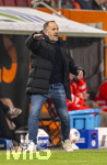 10.04.2026, Fussball 1. Bundesliga 2025/2026, 29.Spieltag, FC Augsburg - TSG 1899 Hoffenheim, in der WWK-Arena Augsburg. Trainer Manuel Baum (FC Augsburg) am Spielfeldrand 