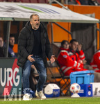 10.04.2026, Fussball 1. Bundesliga 2025/2026, 29.Spieltag, FC Augsburg - TSG 1899 Hoffenheim, in der WWK-Arena Augsburg. Trainer Manuel Baum (FC Augsburg) am Spielfeldrand 