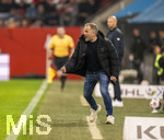 10.04.2026, Fussball 1. Bundesliga 2025/2026, 29.Spieltag, FC Augsburg - TSG 1899 Hoffenheim, in der WWK-Arena Augsburg. Trainer Manuel Baum (FC Augsburg) am Spielfeldrand in Rage