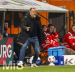 10.04.2026, Fussball 1. Bundesliga 2025/2026, 29.Spieltag, FC Augsburg - TSG 1899 Hoffenheim, in der WWK-Arena Augsburg. Trainer Manuel Baum (FC Augsburg) am Spielfeldrand 