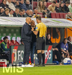 10.04.2026, Fussball 1. Bundesliga 2025/2026, 29.Spieltag, FC Augsburg - TSG 1899 Hoffenheim, in der WWK-Arena Augsburg. re: Schiedsrichter Daniel Schlager im Gespräch mit beiden Trainern am Spielfeldrand, Trainer Christian Ilzer (Hoffenheim) und Trainer Manuel Baum (mitte, FC Augsburg) 