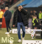 10.04.2026, Fussball 1. Bundesliga 2025/2026, 29.Spieltag, FC Augsburg - TSG 1899 Hoffenheim, in der WWK-Arena Augsburg. Trainer Manuel Baum (FC Augsburg) am Spielfeldrand nachdenklich 