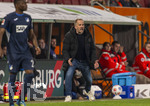 10.04.2026, Fussball 1. Bundesliga 2025/2026, 29.Spieltag, FC Augsburg - TSG 1899 Hoffenheim, in der WWK-Arena Augsburg. Trainer Manuel Baum (FC Augsburg) am Spielfeldrand 