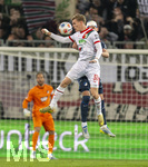 10.04.2026, Fussball 1. Bundesliga 2025/2026, 29.Spieltag, FC Augsburg - TSG 1899 Hoffenheim, in der WWK-Arena Augsburg. Anton Kade (FC Augsburg) im Kopfball gegen Albian Hajdari (TSG 1899 Hoffenheim) 