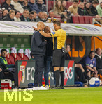 10.04.2026, Fussball 1. Bundesliga 2025/2026, 29.Spieltag, FC Augsburg - TSG 1899 Hoffenheim, in der WWK-Arena Augsburg. re: Schiedsrichter Daniel Schlager im Gespräch mit beiden Trainern am Spielfeldrand, Trainer Christian Ilzer (Hoffenheim) und Trainer Manuel Baum (mitte, FC Augsburg) 