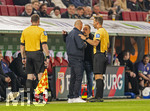 10.04.2026, Fussball 1. Bundesliga 2025/2026, 29.Spieltag, FC Augsburg - TSG 1899 Hoffenheim, in der WWK-Arena Augsburg. re: Schiedsrichter Daniel Schlager im Gespräch mit beiden Trainern am Spielfeldrand, Trainer Christian Ilzer (Hoffenheim) und Trainer Manuel Baum (FC Augsburg) 