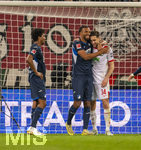 10.04.2026, Fussball 1. Bundesliga 2025/2026, 29.Spieltag, FC Augsburg - TSG 1899 Hoffenheim, in der WWK-Arena Augsburg. Nach dem Spiel umarmen sich Kevin Akpoguma (TSG 1899 Hoffenheim) und Arthur Chaves (re, FC Augsburg) lachend.