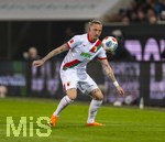 10.04.2026, Fussball 1. Bundesliga 2025/2026, 29.Spieltag, FC Augsburg - TSG 1899 Hoffenheim, in der WWK-Arena Augsburg. Marius Wolf (FC Augsburg) am Ball 