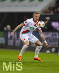 10.04.2026, Fussball 1. Bundesliga 2025/2026, 29.Spieltag, FC Augsburg - TSG 1899 Hoffenheim, in der WWK-Arena Augsburg. Marius Wolf (FC Augsburg) am Ball 